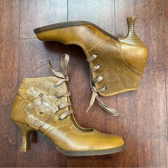 Diversity in Unity Whimsigoth Floral Applique Brown Leather Shoes, Size 8-8.5 - Picture 2 of 16